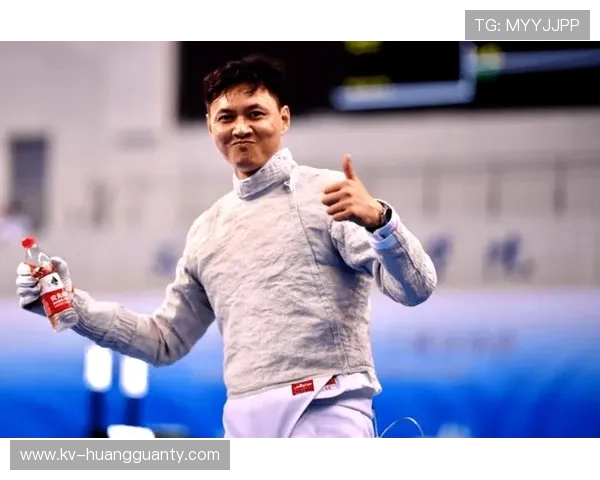 仲满今天又穿得像刚下班的公务员,球场上倒像个隐形高手,谁能猜到这生活细节? 仲满今天又穿得像刚下班的公务员,球场上倒像个隐形高手,谁能猜到这生活细节?