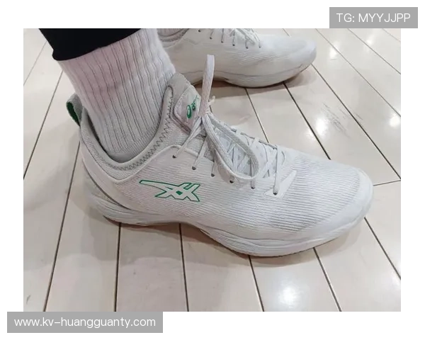 冯彦哲居然不穿运动鞋上场？这脚感也太娱乐圈了吧！