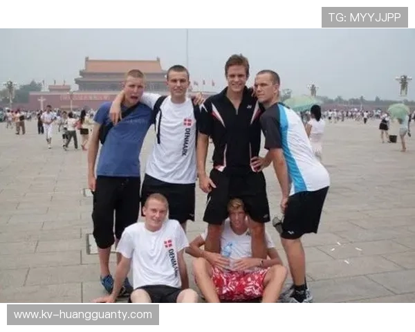 维克托·阿萨尔森比赛结束后，直接躺沙发狂吃炸鸡，谁能想到球场那麼拼没人能跟上啊？