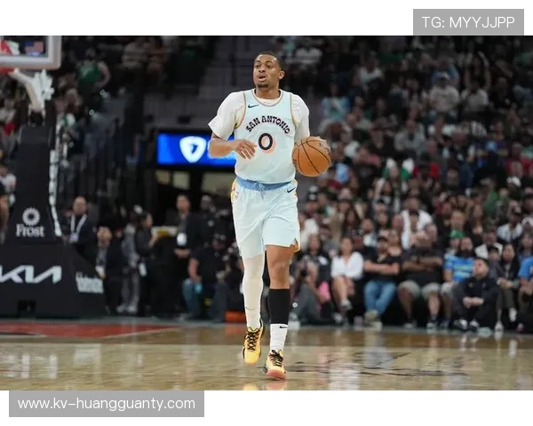 凯尔登·约翰逊无球跑动制造错位，拉开马刺外线空间